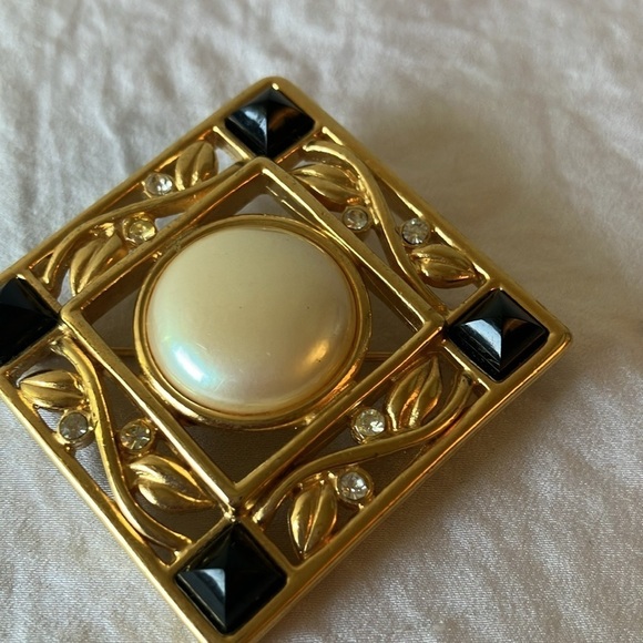 Monet: Vintage Art Deco 1.5" Faux Pearl/Black Cab Crystal Brooch - Picture 9 of 14